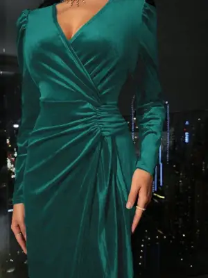 Kadın Uzun Kollu Kruvaze Yakalı Yandan Büzgülü Midi Kadife Elbise