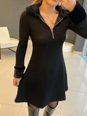 Kadın Uzun Kollu Kürk Yakalı Fermuarlı Kısa Viskon Elbise