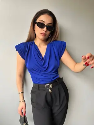 Omarı Şık Kadın V Yaka Dökümlü Bluz