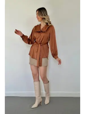 Kahverengi Yakası Fırfırlı Kuşaklı Saten Gömlek