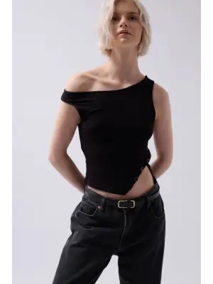 Kayık Yaka Yırtmaç Detay Bluz