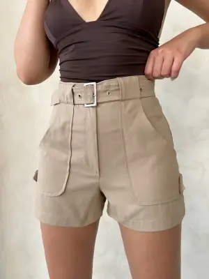 Omarı İnce Kemer Detaylı Bej Gabardin Şort