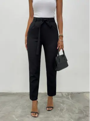 Omarı Şıklığı ve Rahatlığı Bir Arada Sunan Siyah Bilek Pantolon