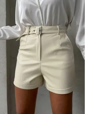 Kemerli deri şort krem h241003