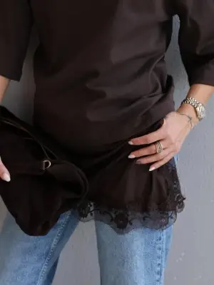 Kısa Kollu Asimetrik Kesim Dantel Güpür Detay Bluz