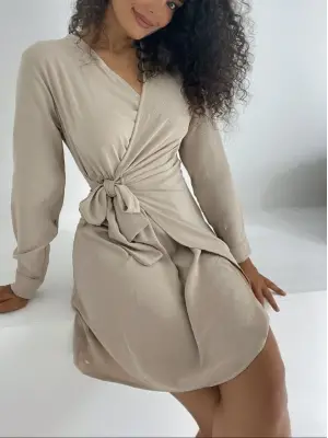Kruvaze Yaka Bağlamalı Fırfırlı Ayrobin Elbise     -Bej