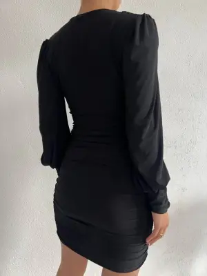 Omarı Siyah Lastikli Düğmeli V Yaka Mini Elbise