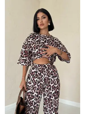 Şık Leopar Desenli Tişört ve Pantolon Takım