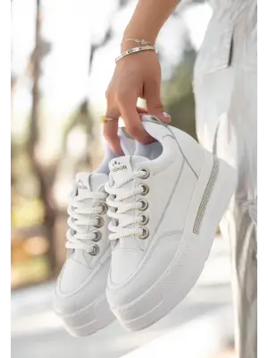 Şık Beyaz Bağcıklı Spor Ayakkabı