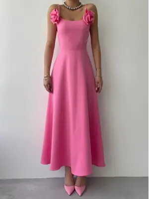 Omarı Sadelik ve Zarafetin Buluştuğu Gül İp Askılı Elbise