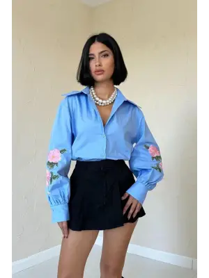 Mavi Kollarında Gül Nakışlı Gömlek