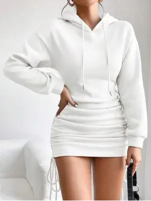 Omarı Şık ve Rahat Beyaz Kapşonlu Elbise