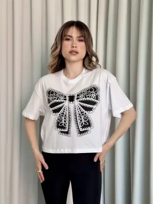 Omarı Yaz Sezonu İçin Trend Oversize Beyaz Crop Tişört