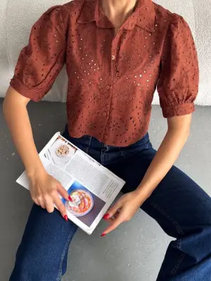 Omarı Çiçek Desenli Crop Gömlek