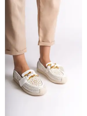 Omarı Rahat Yapısıyla Çiçek Desenli Beyaz Babet Ayakkabı