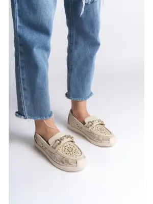 Omarı Çiçek Desenli Rahat Tabanlı Bayan Babet Ayakkabı - Krem