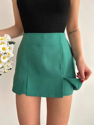 Omarı Yeşil Çift Yırtmaçlı Atlas Şort Etek - Trendy ve Rahat Stil