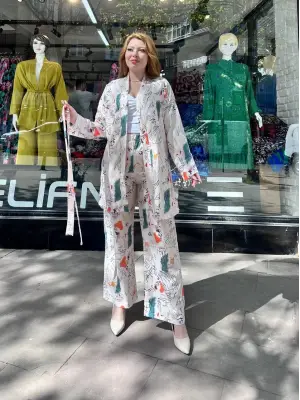 Omarı Göz Alıcı Baskılı Ceketli Takım