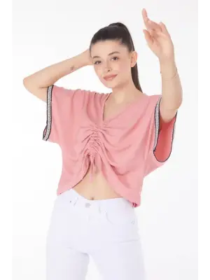 Omarı Feminen detaylı V yaka bluz