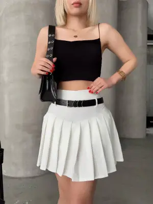 Omarı Yazın Şıklığını Tamamlayan Beyaz Şort Etek