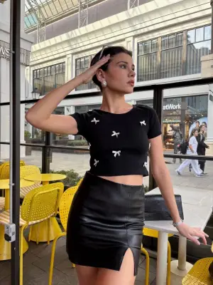 Omarı Şık ve Feminen Fiyonklu Bluz