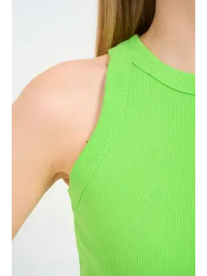 Omarı Hafif ve Esnek Yeşil Spor Atleti