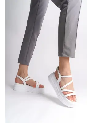 Omarı İnce Tokalı Rahat Tabanlı Bayan Sandalet Beyaz