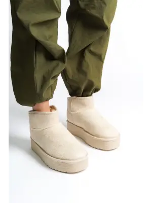 Omarı Krem Süet Kısa Bot - Düz ve Kalın Tabanlı, İçi Kürklü