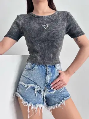 Omarı Kalp Nakışlı Asit Yıkamalı Bluz - Şık Tasarım!