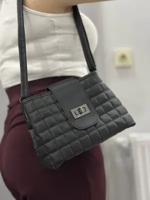 Omarı Şık Kapitone Siyah Cilt Çanta