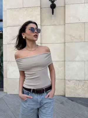 Omarı Yumuşak Dokunuşlu Sıfır Kol Bluz