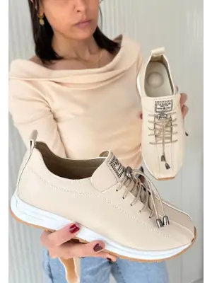 Omarı Rahat ve Şık Bej Bağcıklı Spor Ayakkabı
