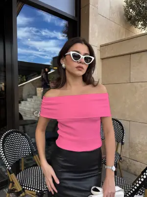 Omarı Şık Pembe Madonna Yaka Bluz