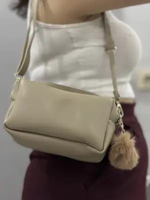 Omarı Sevimli Ponpon Detaylı Vizon Cilt Çantası