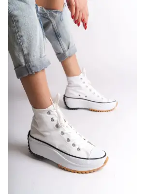 Omarı Rahat ve Şık Beyaz Bağcıklı Spor Ayakkabı