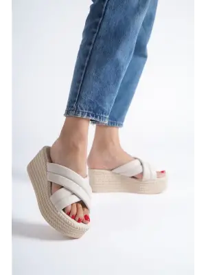 Omarı Rahat Dolgu Topuklu Tabaan Örgü Detaylı Bayan Terlik - Krem