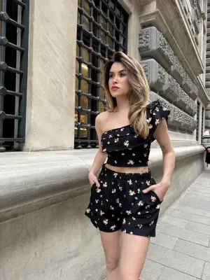 Omarı Yazın Trendi! Fırfırlı Şortlu Takım