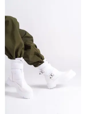 Omarı Etkileyici Beyaz Rugan Bayan Bot