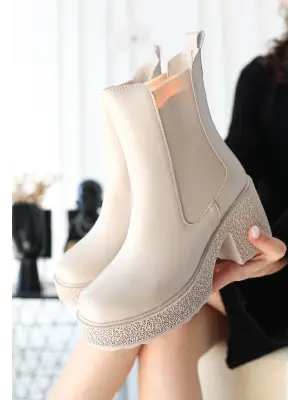 Omarı Yumuşak Yün Detaylı Bej Topuklu Bot