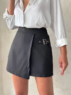 Omarı Siyah Tokalı Kadın Şort Etek - Şık ve Rahat Stil