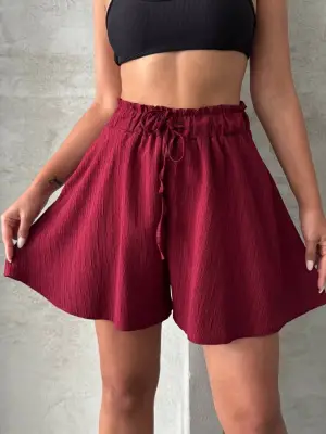 Omarı İnce detaylı volanlı bordo keten şort