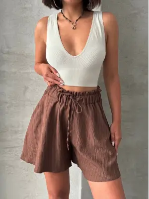 Omarı Şık Volan Detaylı Kahverengi Linnen Şort