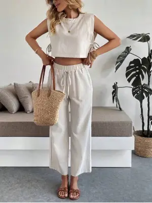 Omarı Modern Çizgilere Sahip Yan Bağlama Detaylı Takım Bej