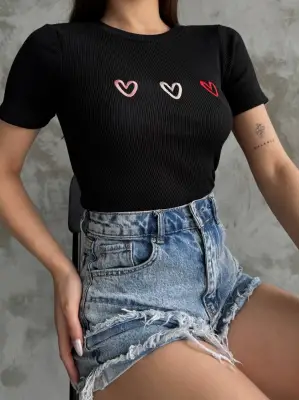 Omarı Zarif Kalp Nakışlı Bluz