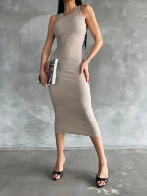 Omarı Şık Siyah Halter Elbise Modeli