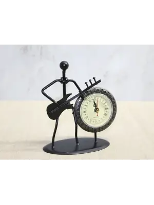 Metal Saatli Gitar Çalan Müzisyen