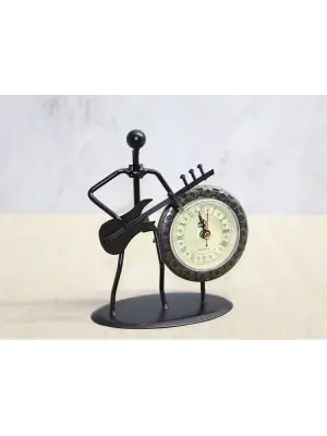 Metal Saatli Gitar Çalan Müzisyen