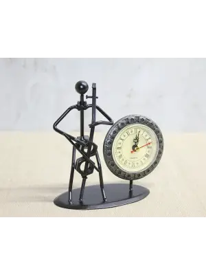 Metal Saatli Keman Çalan Müzisyen