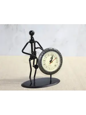 Metal Saatli Saksafon Çalan Müzisyen