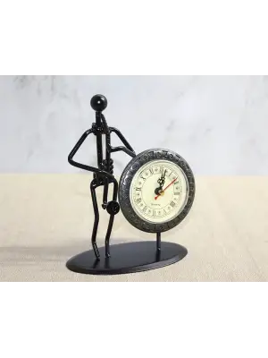 Metal Saatli Saksafon Çalan Müzisyen